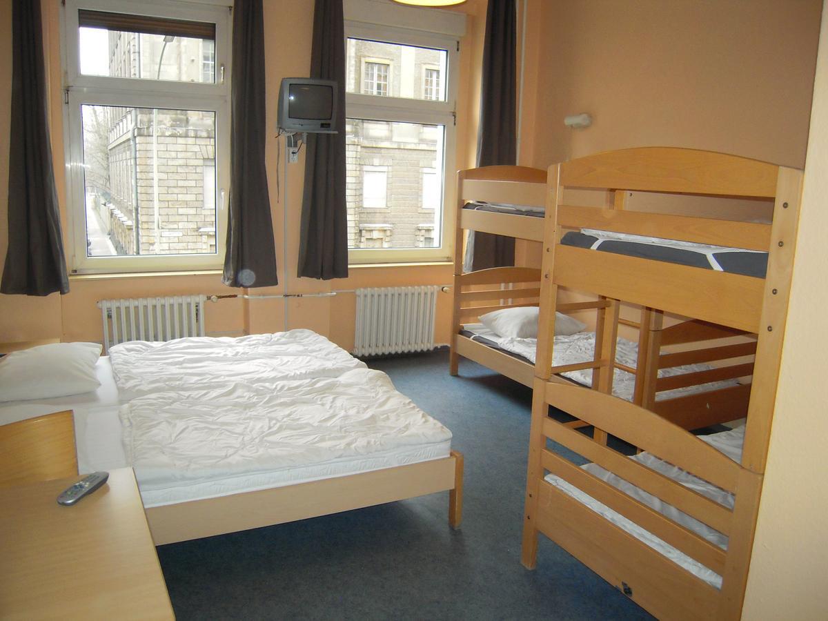 ברלין Happy Go Lucky Hotel + Hostel Schoneberg מראה חיצוני תמונה