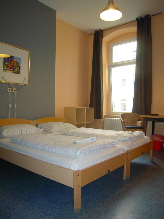 ברלין Happy Go Lucky Hotel + Hostel Schoneberg מראה חיצוני תמונה