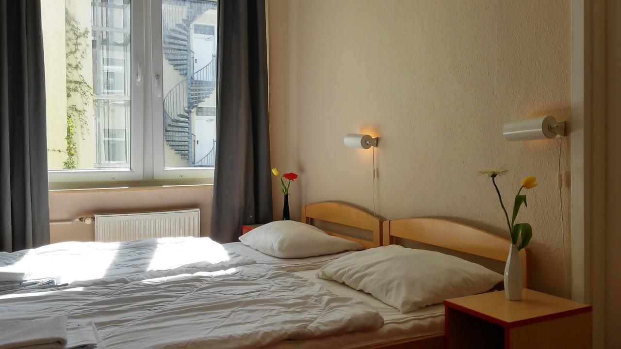 ברלין Happy Go Lucky Hotel + Hostel Schoneberg מראה חיצוני תמונה